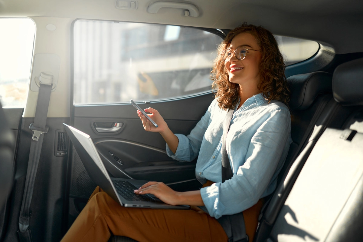 mujer empresaria en taxi