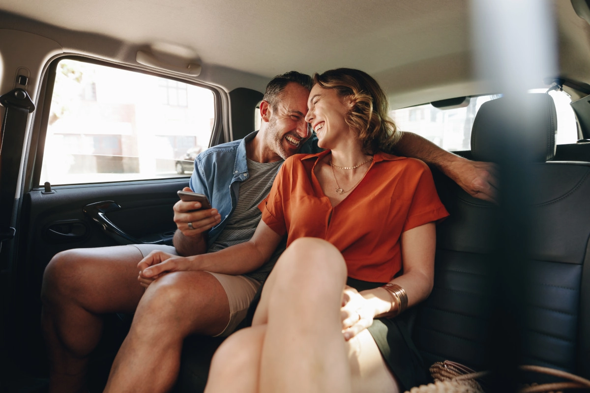 pareja en taxi sonrientes
